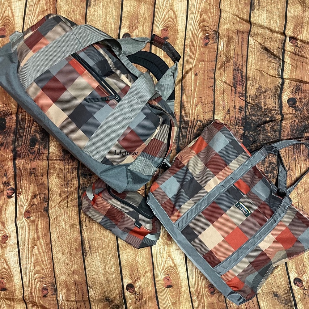 L.L. Bean 3 piece apple cinnamon Travel bag set.
Discontinued apple cinnamon 🍁